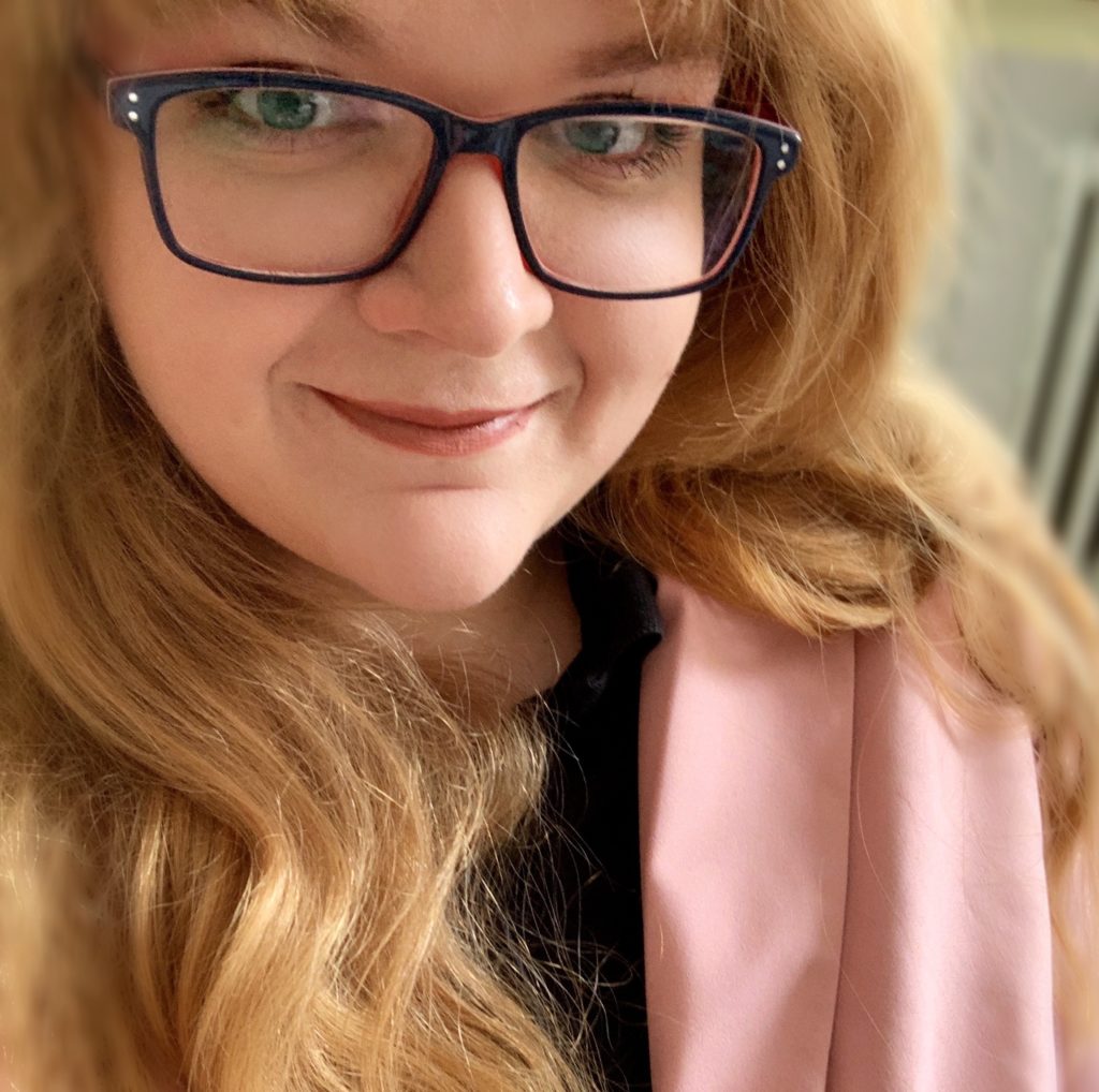 Janine-Bianca, Frau mit Brille und blonden langen Haaren, multipassionierte Gründerin und angehende Wirtschaftspsychologin - optimiert Organisiert