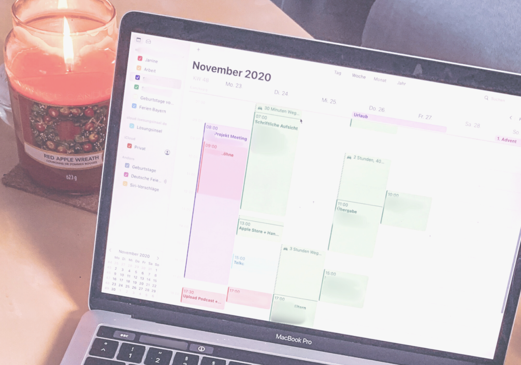 Laptop mit einem Terminkalender, Termine einhalten; Kalendermanagement, Pünktlichkeit