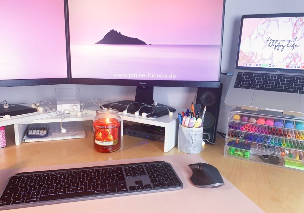 Aesthetic Desk, Schreibtisch mit Macbook, Schreibtischorganizer, Fernstudium, Duftkerze