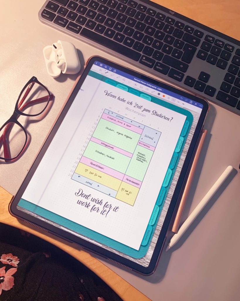 iPad mit digitalem Fernuni Planer zum Studium planen auf einem Schreibtisch organisiert, verwendete App ist GoodNotes