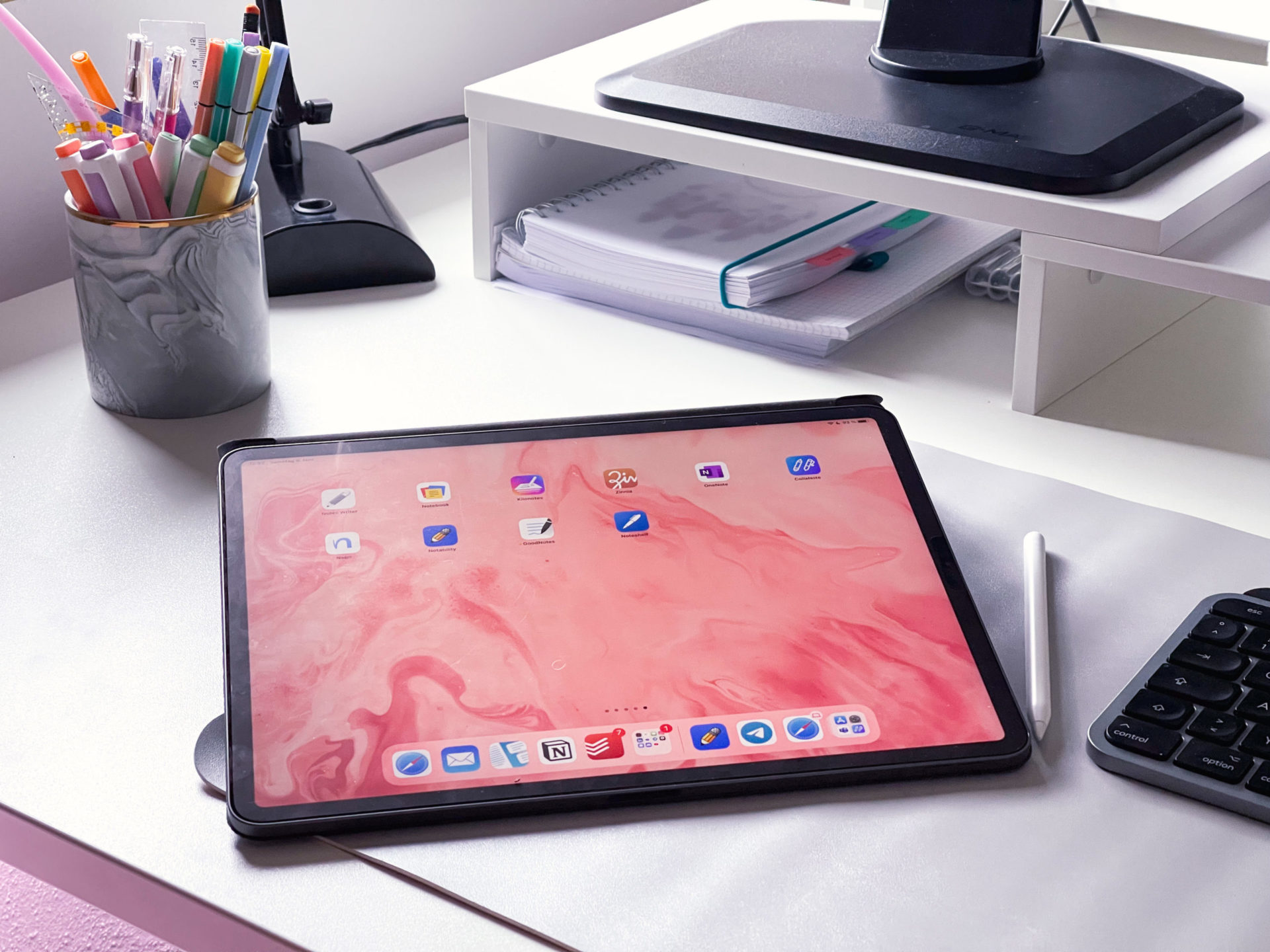 Schreibtisch mit einem iPad. Symbolisch für am Tablet handschriftliche Notizen machen, Test von 10 Notizbuch-Apps, welche App ist die Beste für Notizen am Tablet?
