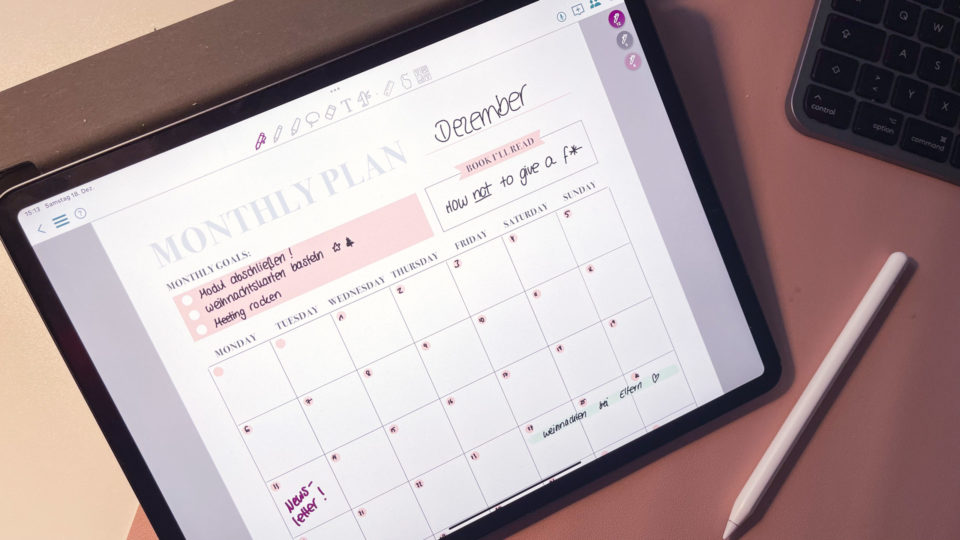 Digitaler Kalender auf dem iPad und Einträge für Dezember