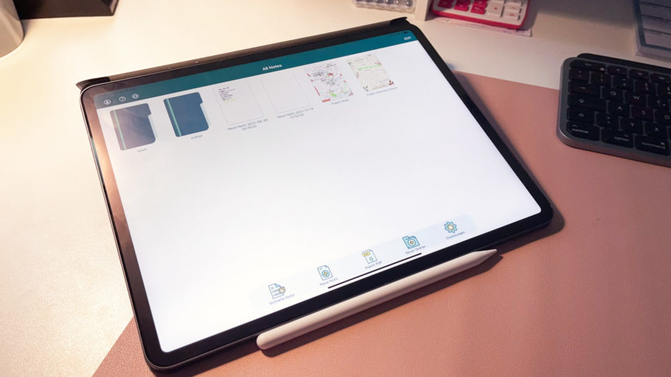 iPad mit der App CollaNote auf einem Schreibtisch mit rosa Unterlage