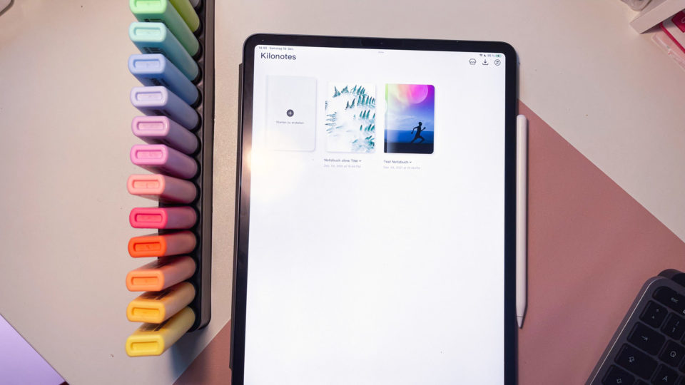iPad und Stabilo Textmarker auf einem Schreibtisch mit rosa Unterlage