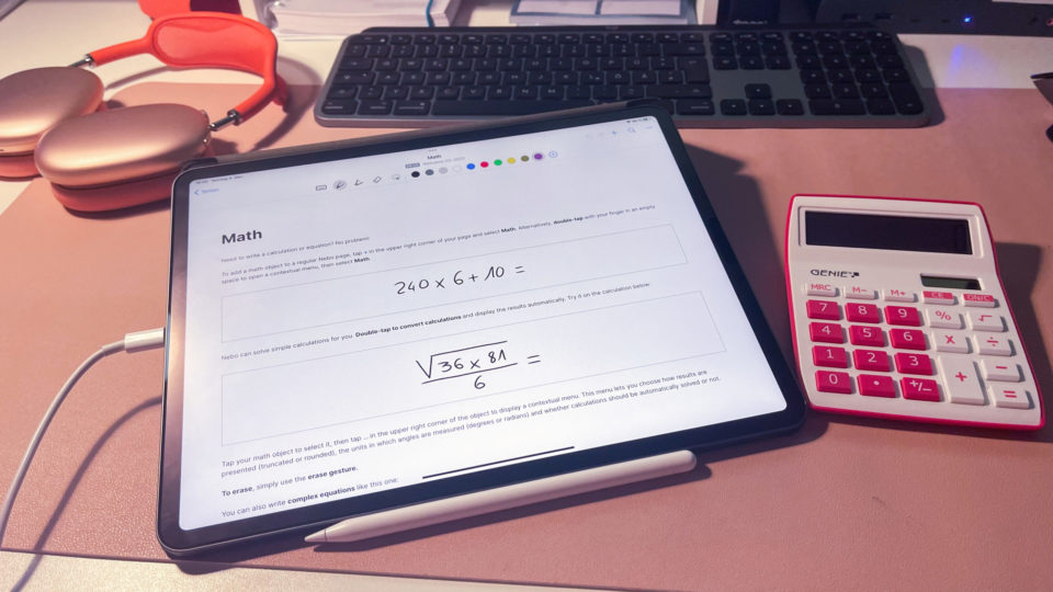 iPad mit einem Taschenrechner auf der rechten Seite auf einem Schreibtisch