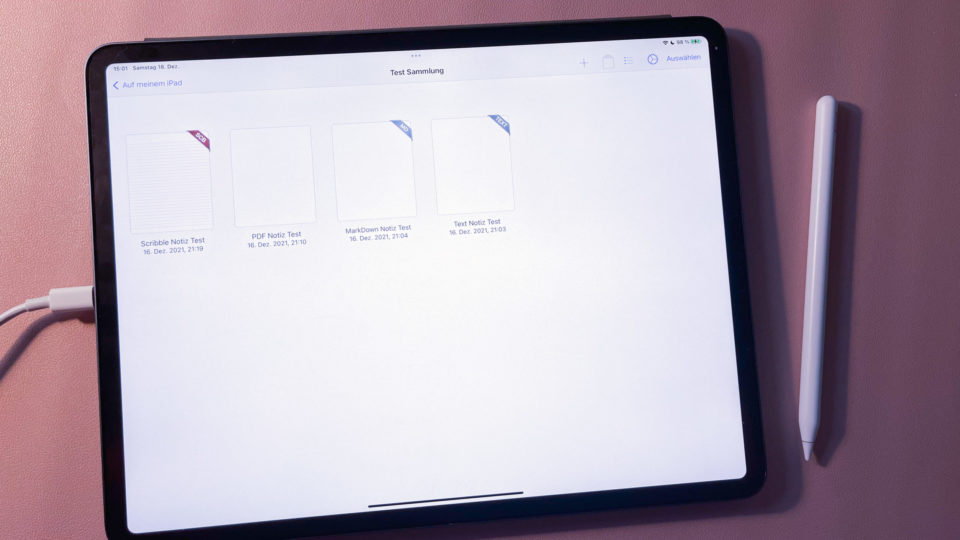 iPad und Apple Pencil 2 auf einer rosa Unterlage, am Display ist die App NotesWriter geöffnet