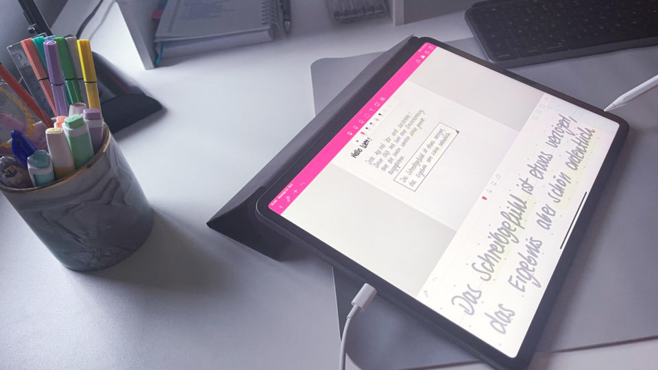iPad auf einem Schreibtisch - darauf die App Noteshelf für handschriftliche Notizen