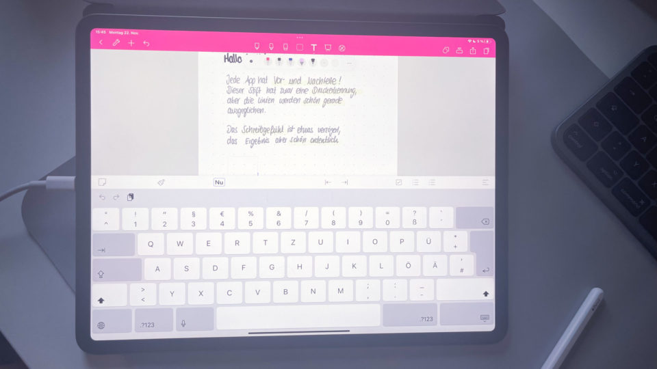 iPad auf einem Schreibtisch - darauf die App Noteshelf für handschriftliche Notizen