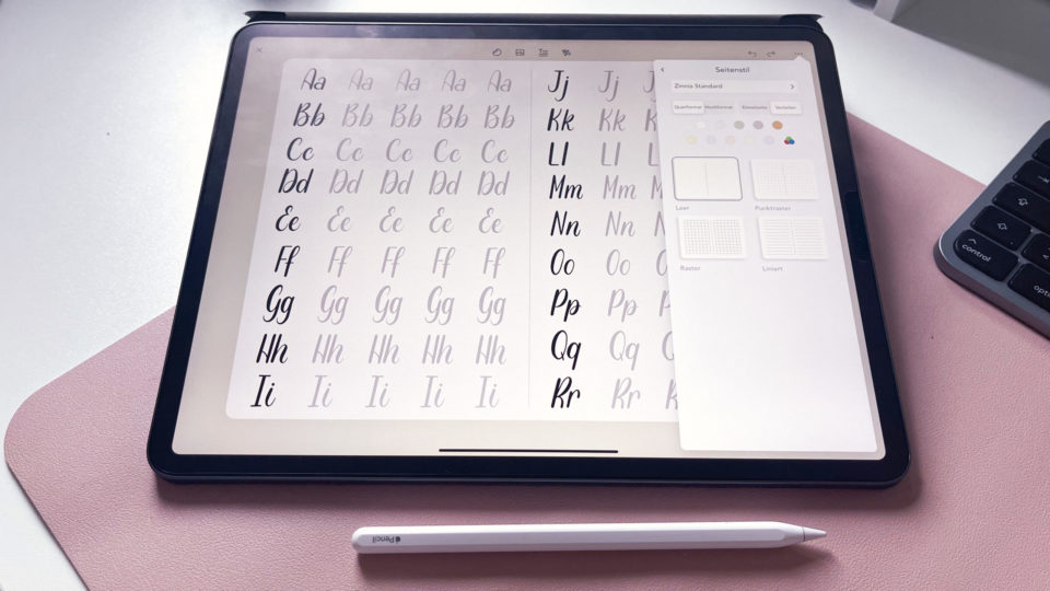 iPad auf einem Schreibtisch. Die App Zinnia mit Kalligraphie Vorlagen auf dem Tablet.