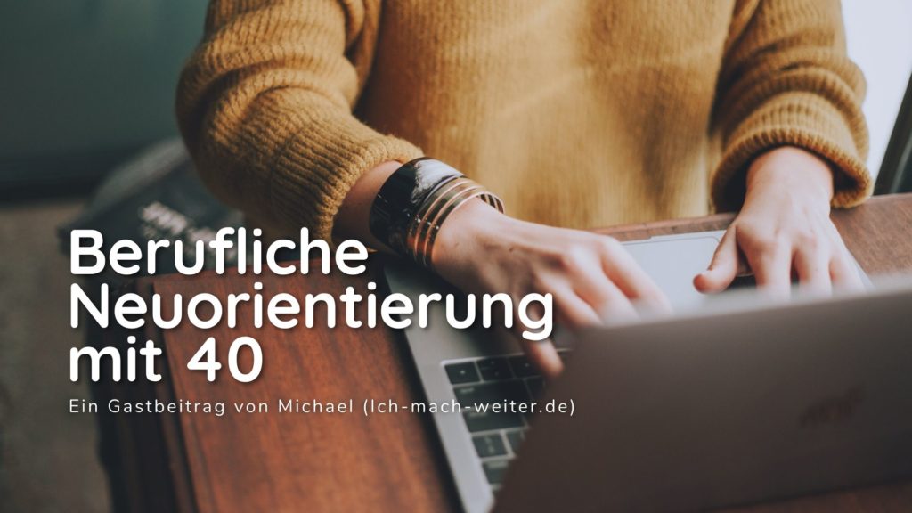 Person mit Pullover sitzt am Schreibtisch und tippt am Laptop. Symbolbild für den Blog-Beitrag Berufliche Neuorientierung mit 40