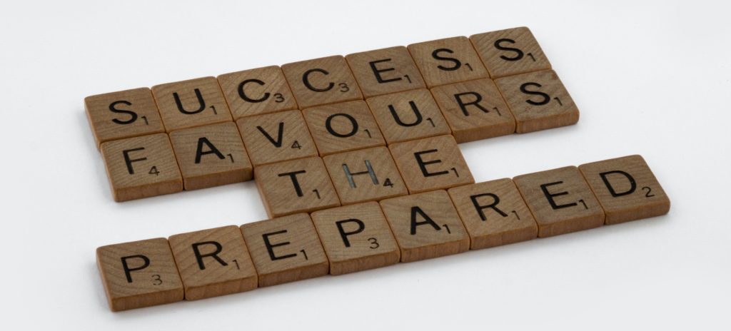 Buchstaben von dem Spiel Scrabble, aneinander gelegt, ergeben den Satz "Success favours the prepared"