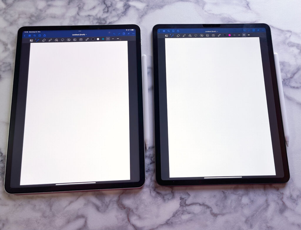 Zwei iPad Pro 12,9" nebeneinander auf einem weißen Marmor Hintergrund. Auf beiden iPads ist die App GoodNotes geöffnet. Es stellt einen Vergleich dar für die neue Swiss Paperlike 2.1 Display Folie